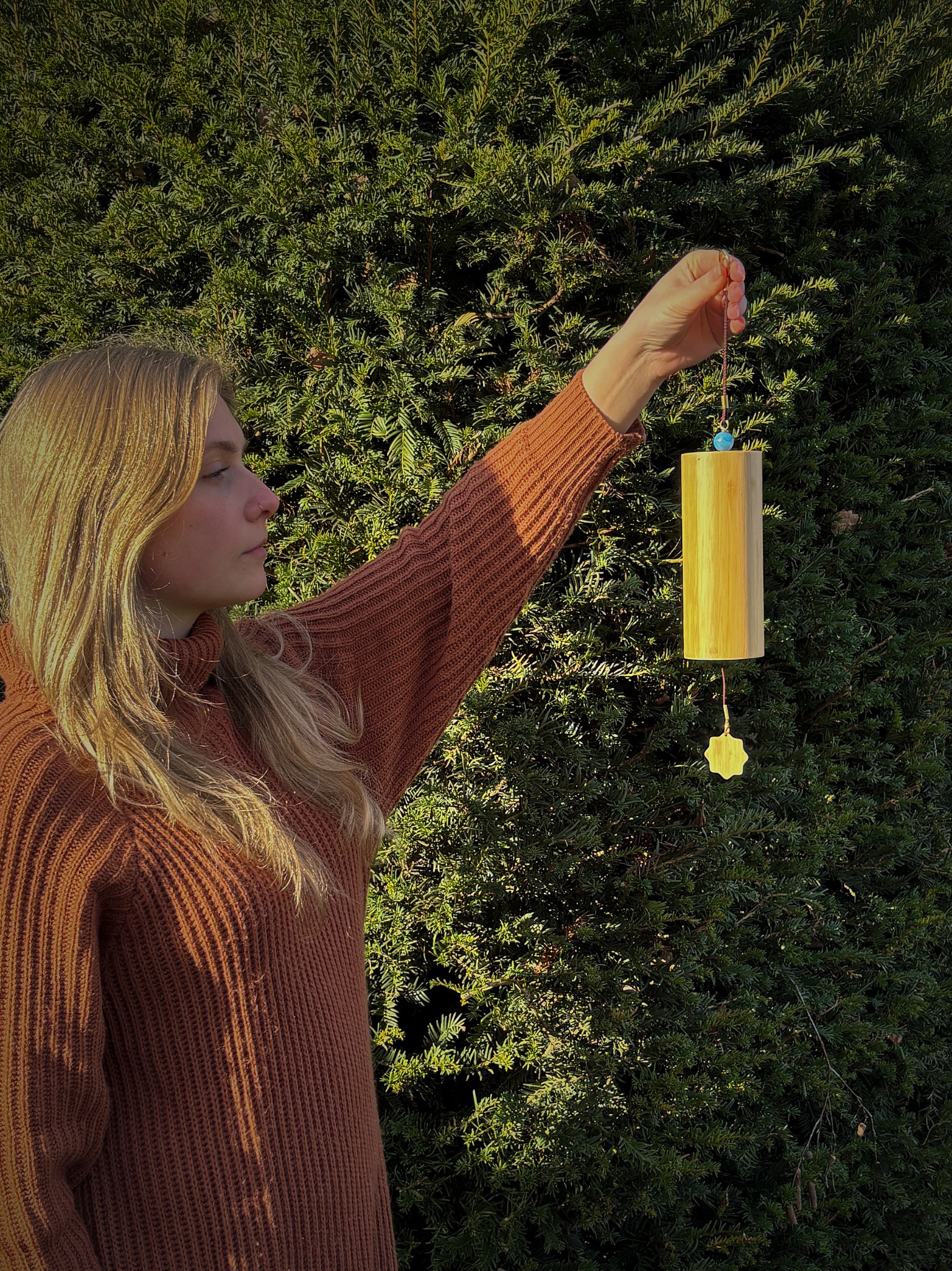 Anna bij een bamboe windgong in het groen